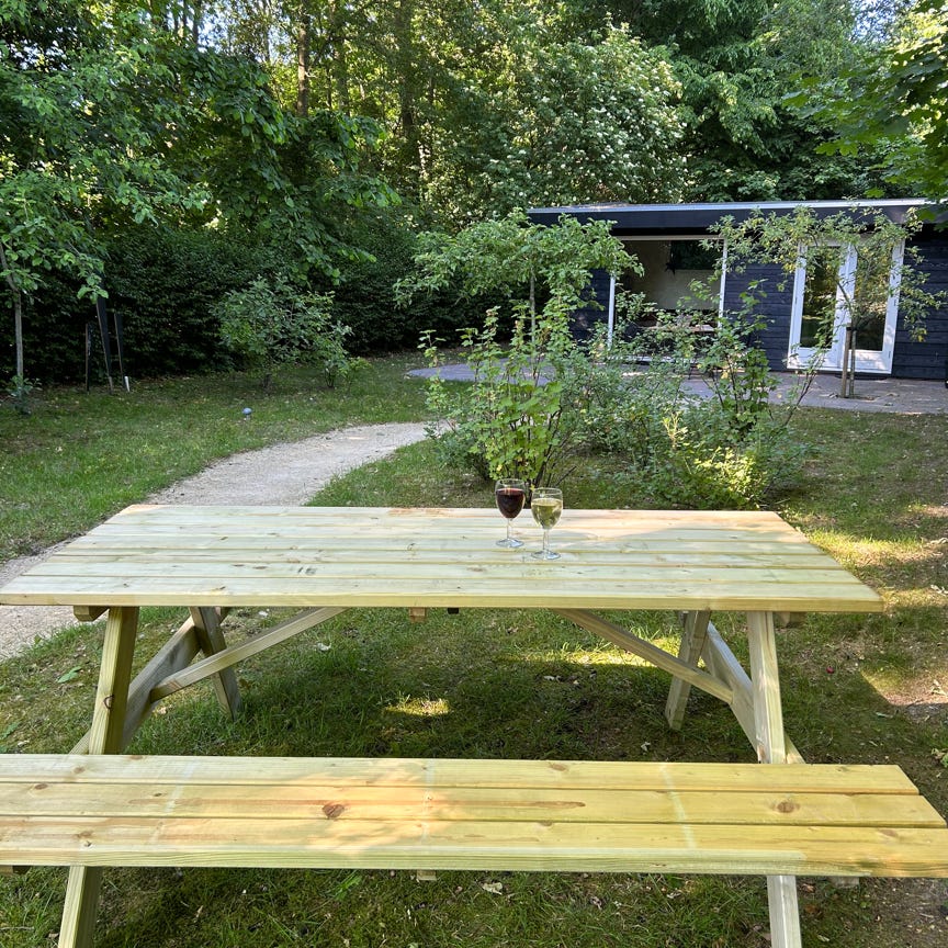 Man In Kerstmuts Warme Drank Kopen Op Kerstmarkt